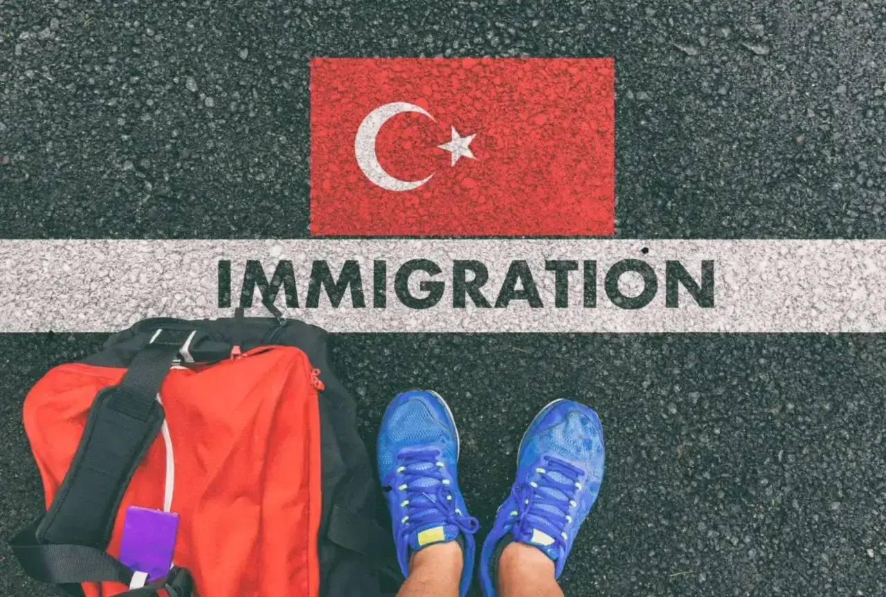 Bagaż i buty gotowe do podróży. Czy do Turcji potrzebny jest paszport? Słowo "IMMIGRATION" na drodze pod flagą Turcji.