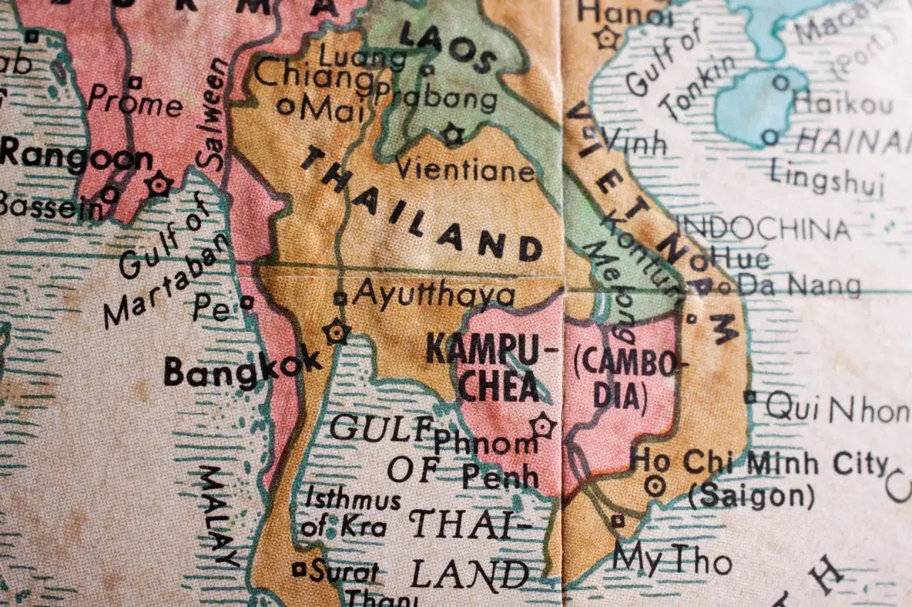 Mapa pokazuje, gdzie jest Tajlandia, obok Laosu i Kambodży. Widać Bangkok i Zatokę Tajlandzką.