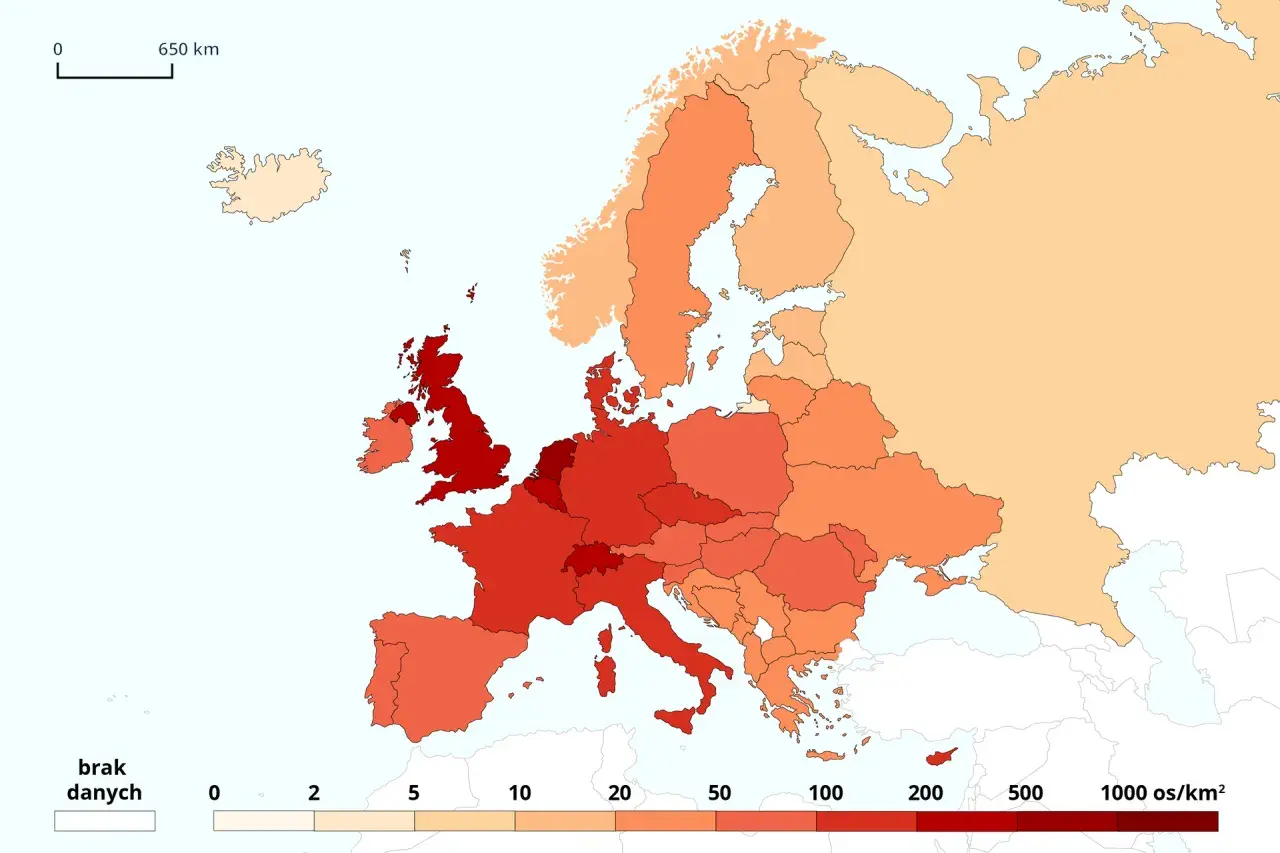 Mapa Europy z zaznaczonymi krajami o różnym zagęszczeniu ludności. Najciemniejsze odcienie czerwieni oznaczają największą liczbę mieszkańców na km².