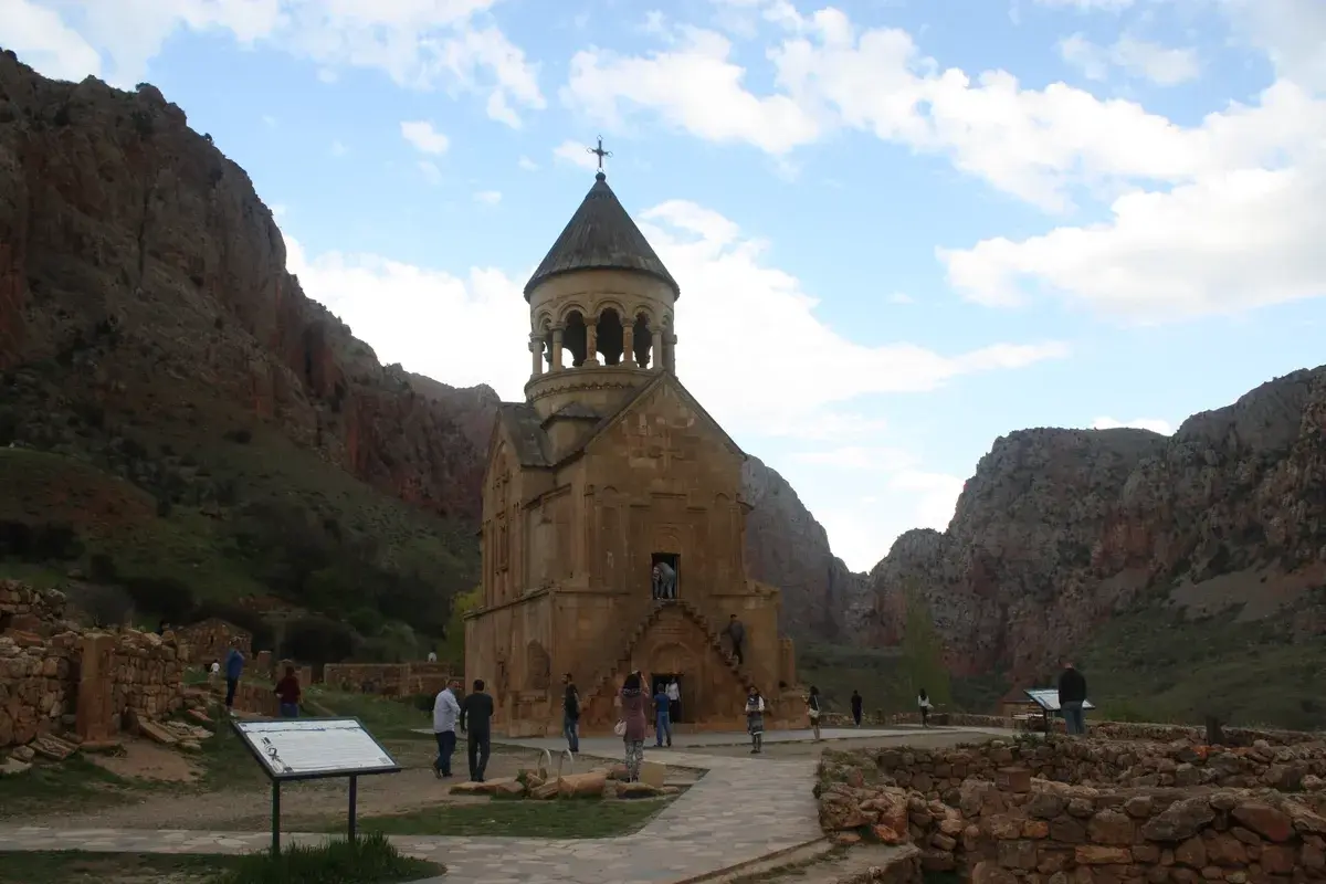 Kamienny klasztor w skalistym krajobrazie. Czy Armenia jest w Europie? To pytanie zadają sobie turyści zwiedzający ten historyczny zakątek.