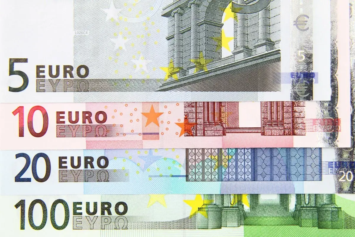 Banknoty euro o nominałach 5, 10, 20 i 100. To waluta używana na Malcie i w wielu innych krajach Europy.