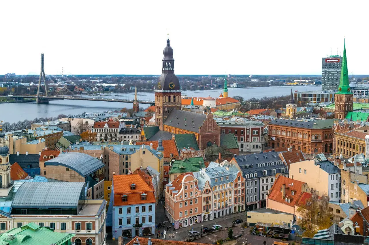 Widok na Rygę, stolicę Łotwy, z charakterystyczną katedrą i mostem nad Dźwiną.