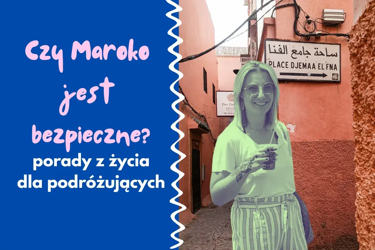 Kobieta z tatuażem na ręce uśmiecha się, trzymając napój, na tle uliczki w Maroku. Czy Maroko jest bezpieczne? Porady dla podróżujących.