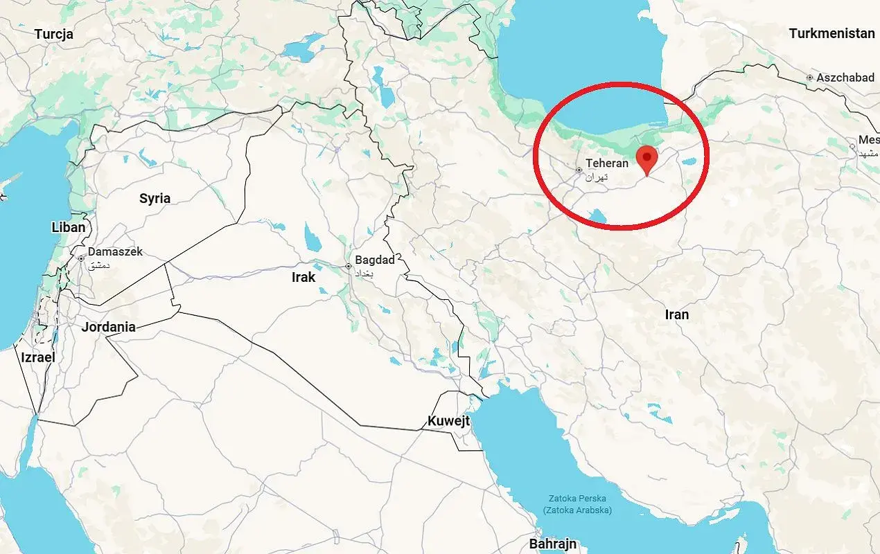 Mapa pokazuje, gdzie jest Teheran, stolica Iranu, zaznaczona na czerwono. Widać też sąsiednie kraje: Turcję, Syrię, Irak, Kuwejt, Bahrajn, Iran, Turkmenistan.