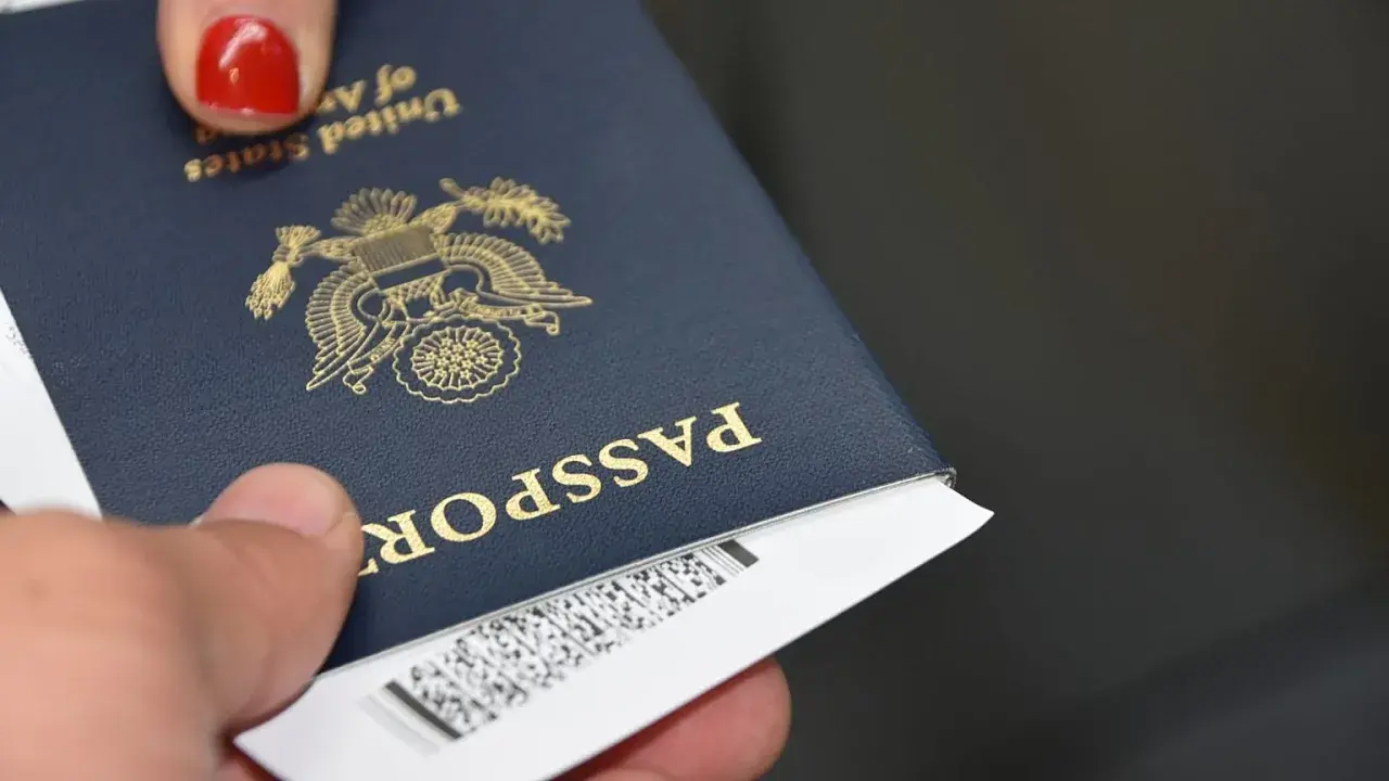 Dłoń trzyma paszport USA, gotowy do podróży do krajów poza Unią Europejską.