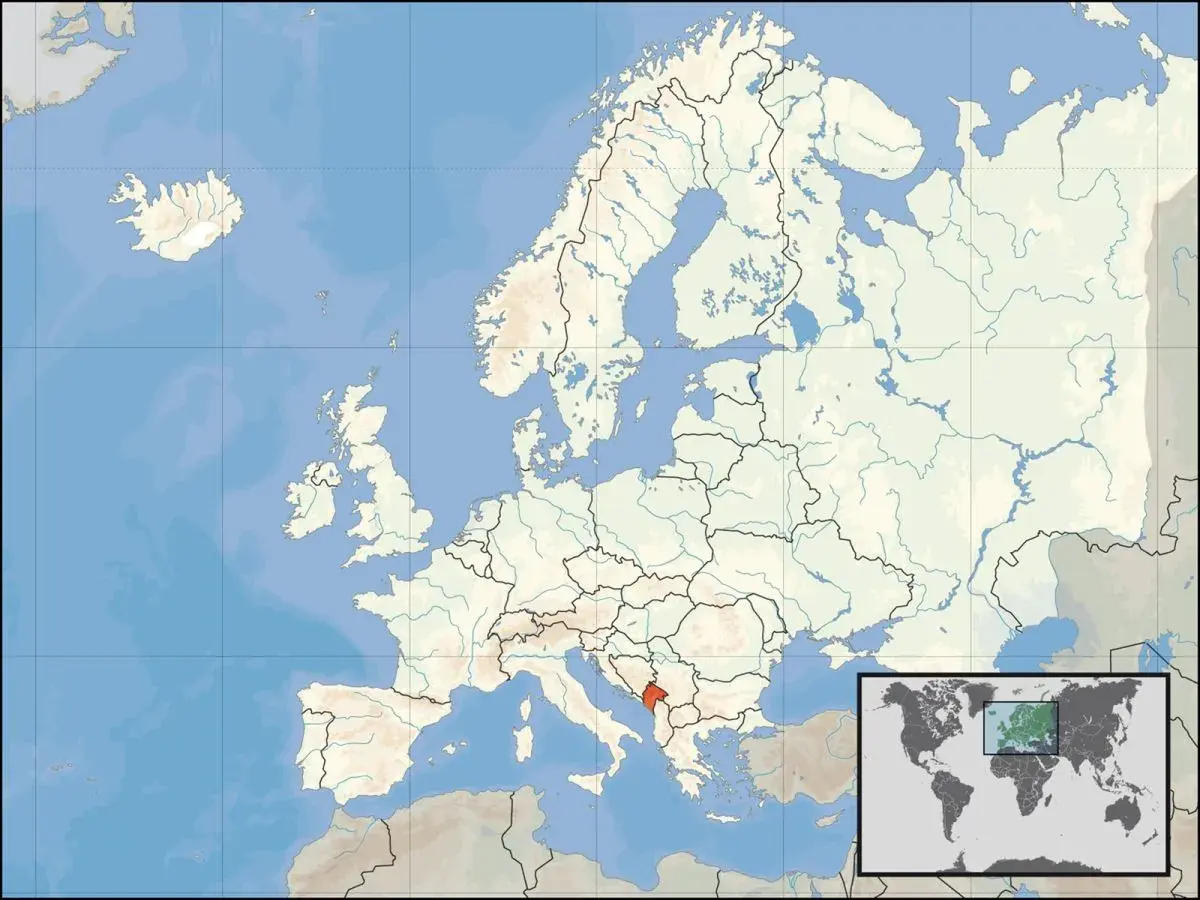 Mapa Europy z zaznaczoną Czarnogórą. Ten kraj leży na Bałkanach, nad Adriatykiem.