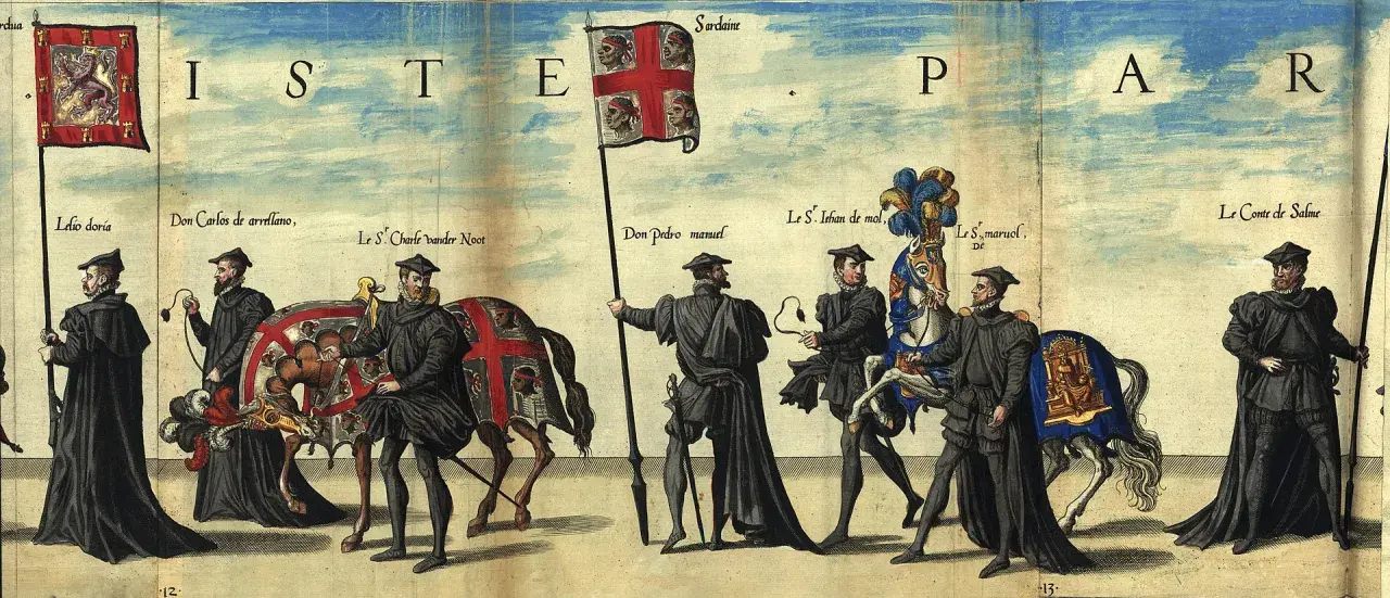 Uroczysty pochód z flagą Sardynii, przedstawiającą głowy Maurów. Postacie w historycznych strojach, jeden z nich niesie sztandar.