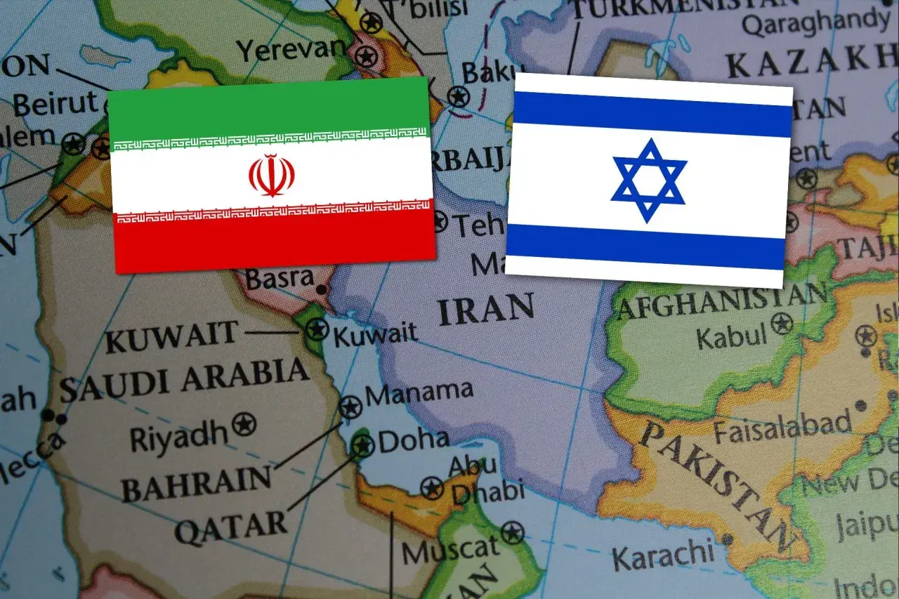 Flagi Iranu i Izraela na mapie, pokazujące gdzie leży Iran, otoczony przez Kuwejt, Arabię Saudyjską, Afganistan i Pakistan.