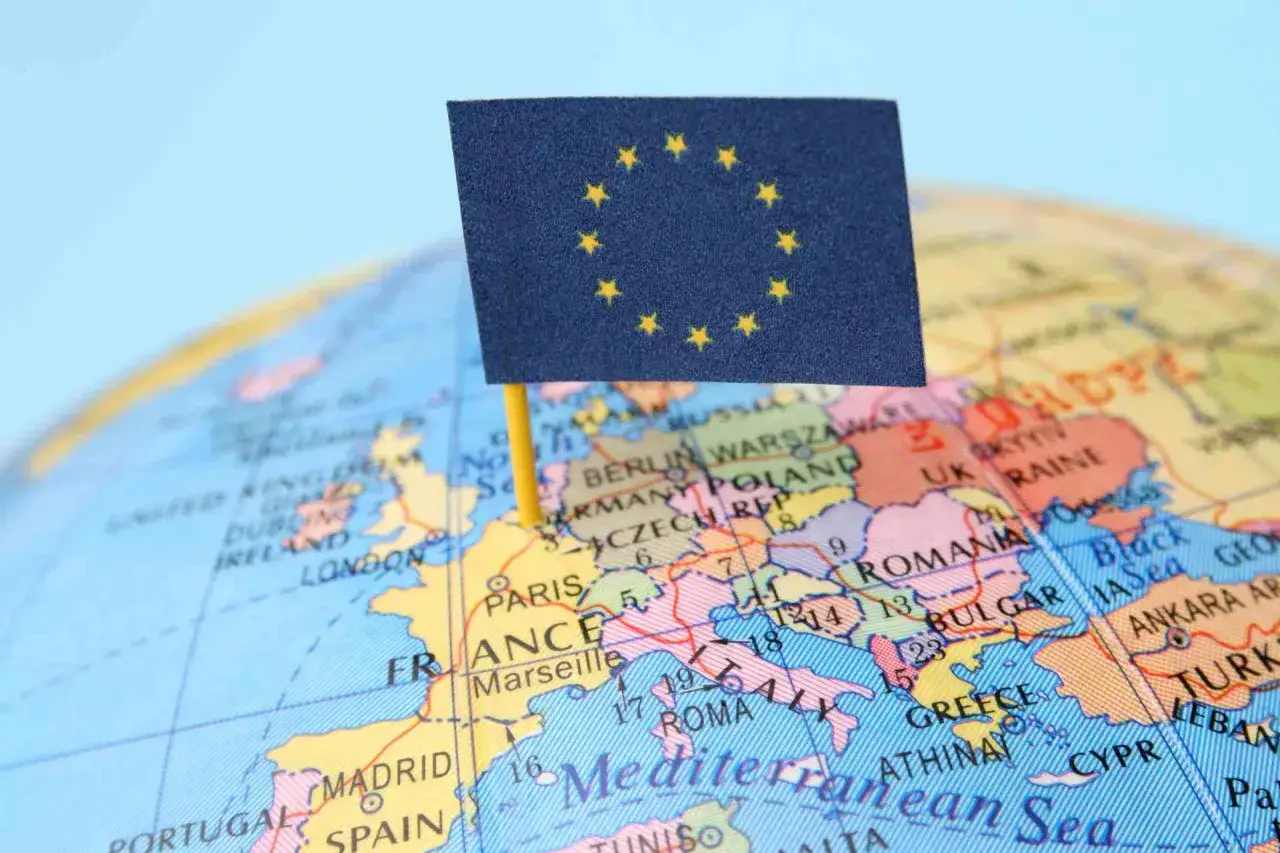 Flaga UE na globusie nad Europą. Czy Turcja jest w UE? Mapa pokazuje kraje europejskie, ale nie Turcję jako członka UE.