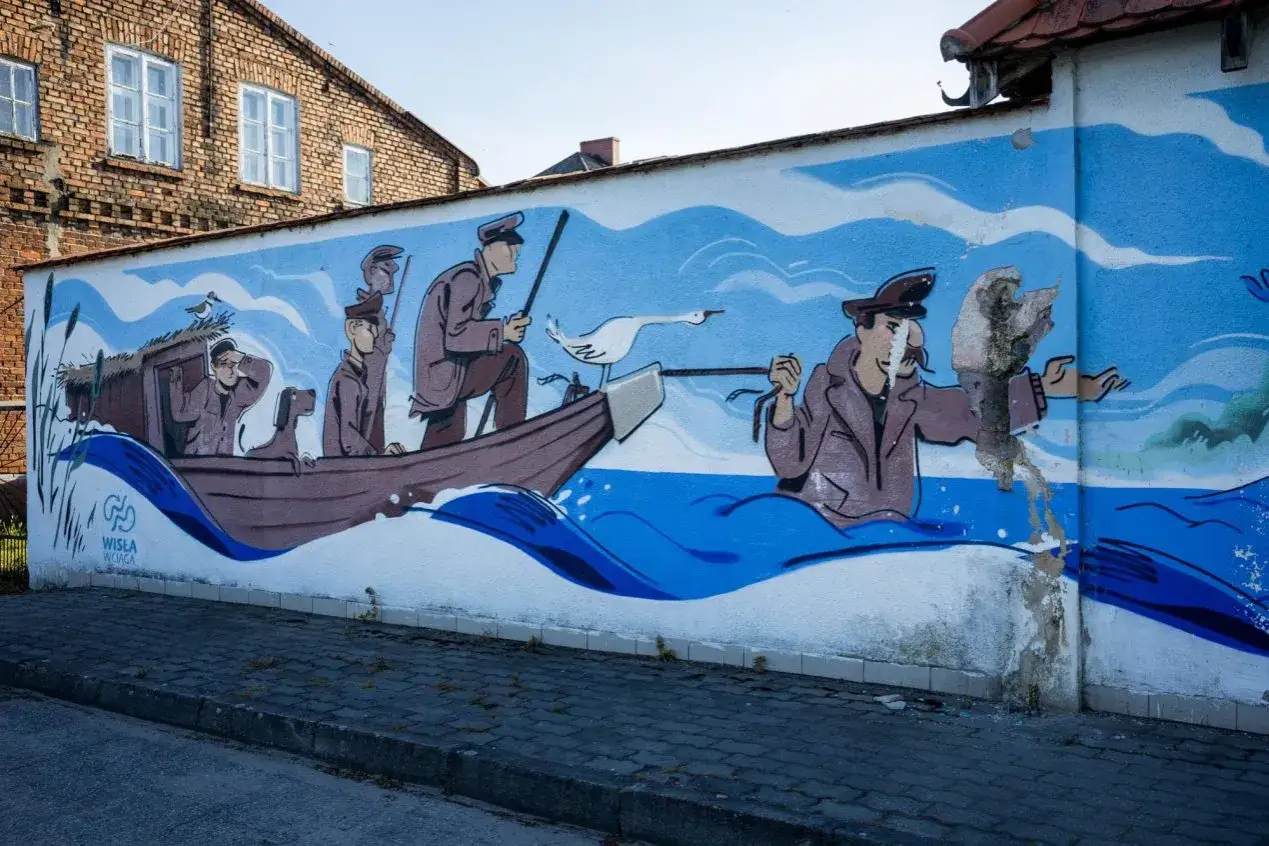 Nieszawa atrakcje: mural przedstawia rybaków na łodzi, jeden z nich trzyma łabędzia.