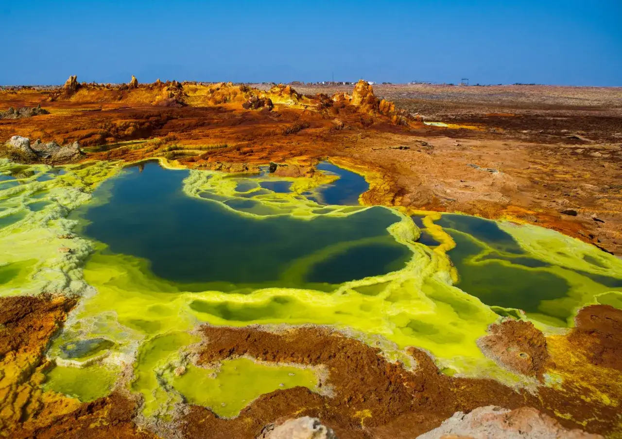 Barwne jeziora i formacje skalne w Dallol, Etiopia, tworzą surrealistyczny krajobraz.