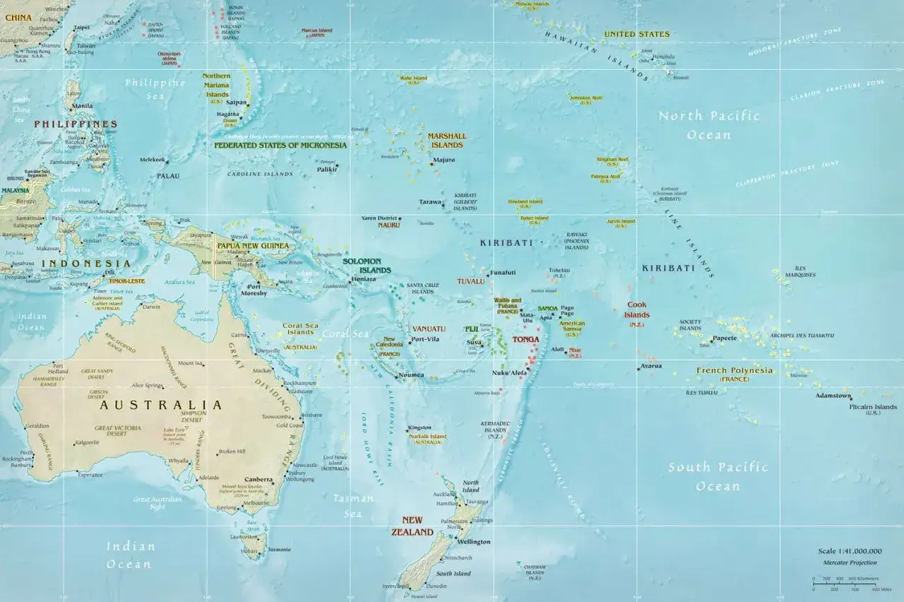 Mapa świata z zaznaczonymi państwami i wyspami Oceanii, w tym Australią, Nową Zelandią i licznymi archipelagami Pacyfiku.