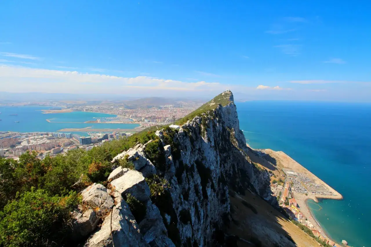 Widok z góry na Gibraltar, skalisty półwysep z miastem i morzem. Czy to państwo? Tak, to terytorium zamorskie Wielkiej Brytanii.