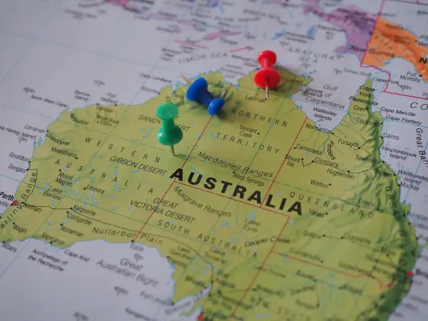 Na mapie zaznaczono piny na kontynencie, który jest państwem - Australią.